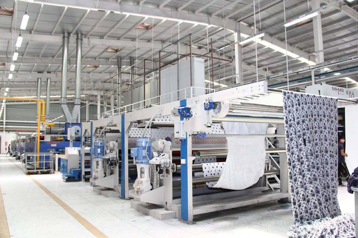 All-over printing machinery printing patterned fabric